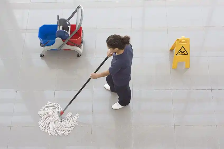Mujer limpiando suelo